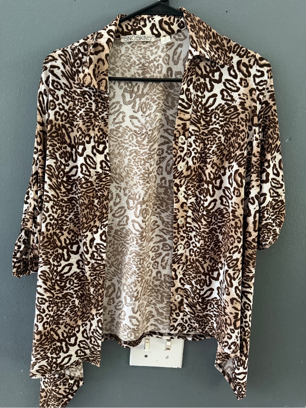 SNO SKINS Women's Brown Leopard Print Button-Front Shirt